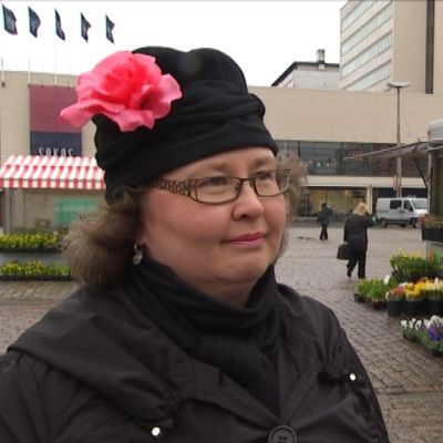 Katri Sarlund kukka pipossaan.