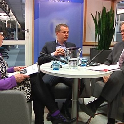Työurista keskustelivat Outi Pukkilan johdolla Marcus Rantala (r.) ja Lauri Ihalainen (sd.)