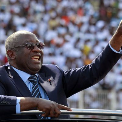 Norsunluurannikon entinen presidentti Laurent Gbagbo viluttaa kannattajilleen.
