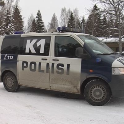 Poliisiauto omakotitaloalueella Varkaudessa.