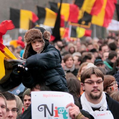 Mielenosoittajat heiluttavat Belgian lippuja Brysselissä.