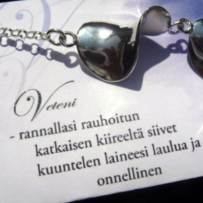 muotoilija Päivä Hartikaisen Veteni -korusarja