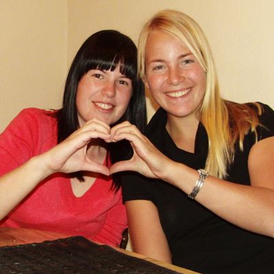 Kuvassa Krista Ontoronen ja Sofia Höglund lähettävät Suomeen sydämelliset isänpäiväonnittelut.