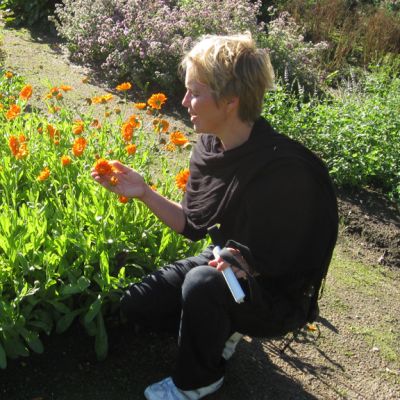 Toiminnanjohtaja Carina Wikman Aspegrenin puutarhassa.