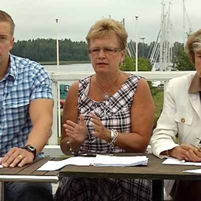 RKP:n puheenjohtaja Stefan Wallin, puolueen eduskuntaryhmän puheenjohtaja Ulla-Maj Wideroos sekä maahanmuutto- ja eurooppaministeri Astrid Thors kesäkokouksessa Pietarsaaressa.