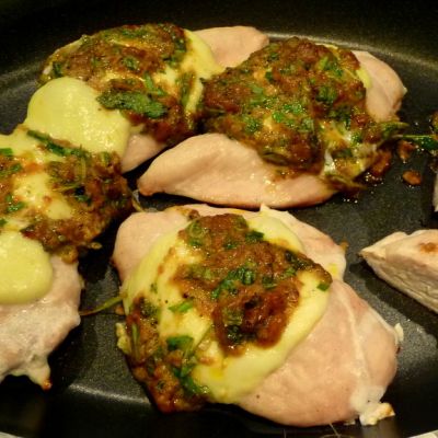 Grillibroileria mozzarellalla ja pestolla.