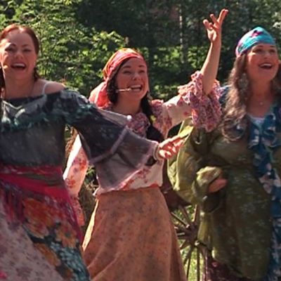 Mustalaisleiri muuttaa taivaaseen pitää sisällään paljon musiikkia