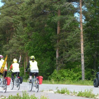 Pyöräilijät polkevat kohti Valamoa, kuvausryhmä seuraa.