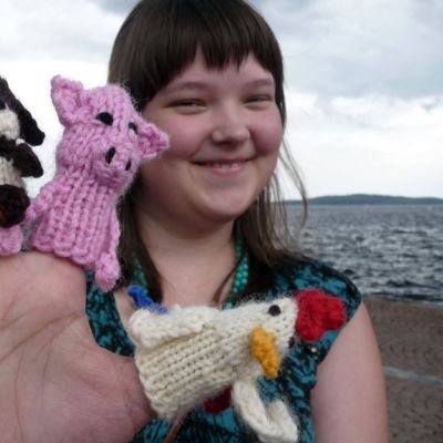 Ingmanin käsi- ja taideteollisuusoppilaitoksen opiskelija Silja Väätäinen esittelee sorminukkejaa.
