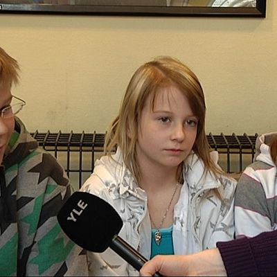 Onni Markkanen, Alexandra Pennanen ja Iina Markkanen Jyskän koulun 5B-luokalta.