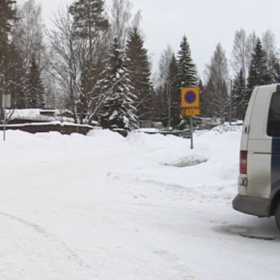 Poliisiauto omakotitaloalueella Varkaudessa.