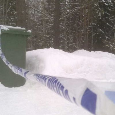 Poliisi eristi piha-alueen, josta lapsi hävisi.