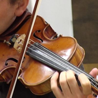 Kapellimestari Tuomas Rousi on taustaltaan viulisti.