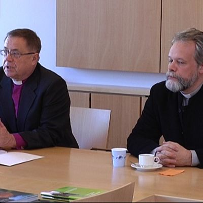 Arkkipiispa Jukka Paarma ja Suomen ekumeenisen neuvoston pääsihteeri Heikki Huttunen.