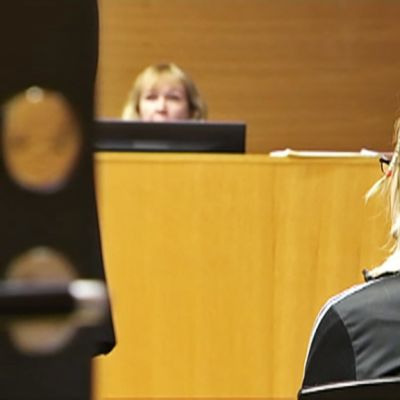 Koulusurmaepäilty oikeudenkäynnissä.