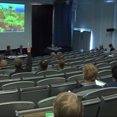 Liperin Osuusmeijerin edustajisto kokoustaa Liperin Penttilä-salissa.