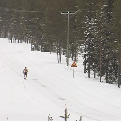 Wim Hof juoksee maratonia Ylläksen maisemissa