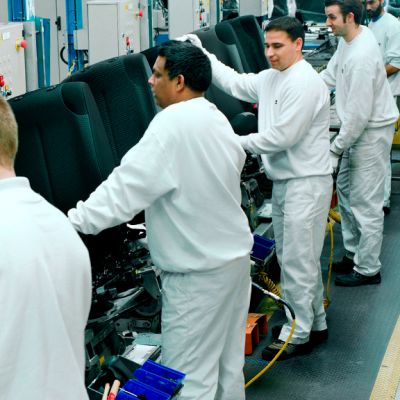 Auton penkkien kokoonpanoa tehtaan hihnalla Ranskassa.