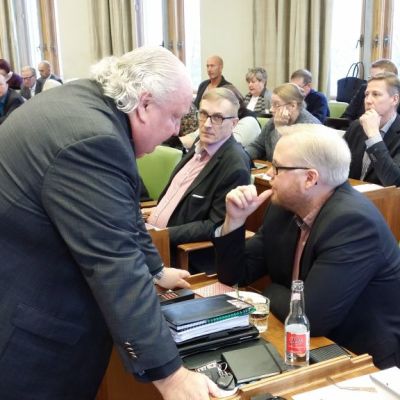 Porin SDP:n valtuustoryhmän puheenjohtaja Esa J. Wahlman keskustelee kaupunginhallituksen puheenjohtajan Juha Vasaman (kok.) kanssa, sivusta keskellä keskustelua seuraa keskustan vaikuttaja Tapio Huhtanen (kesk.).