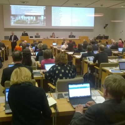 Helsingin kaupunginvaltuuteut istuvat ja puhuvat Guggenheim-museon.