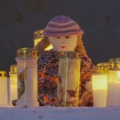 Kynttilöitä kadulla.
