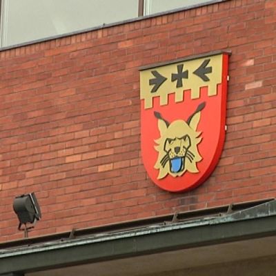 Kunnantalon tiiliseinä ja Janakkalan vaakuna