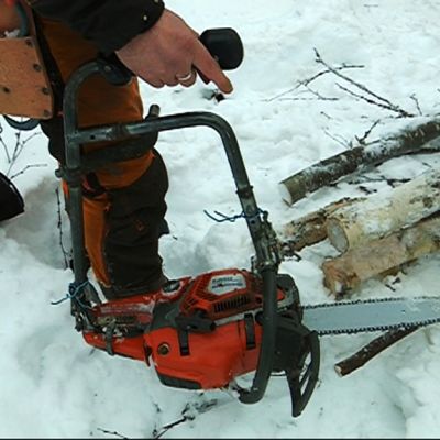 Moottorisaha metallitangon päässä.