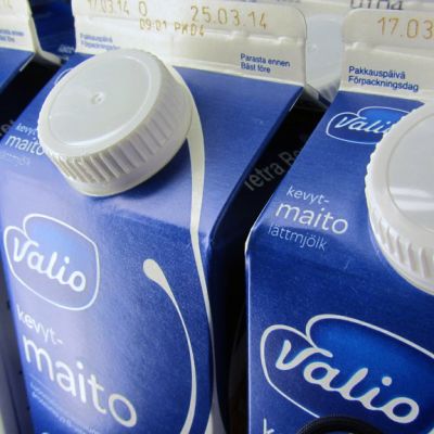 Valion maitotölkkejä, joissa on kierrekorkki.