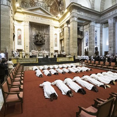 Opus Dei järjesti vihkimysseremonian järjestön uusille papeille huhtikuussa Sant’Eugenion basilikassa Roomassa.