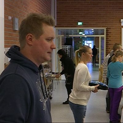 koulunkäynnin ohjaaja Jyri Saarinen Viialan koulun ruokalassa Kouvolan Myllykoskella lasten kanssa
