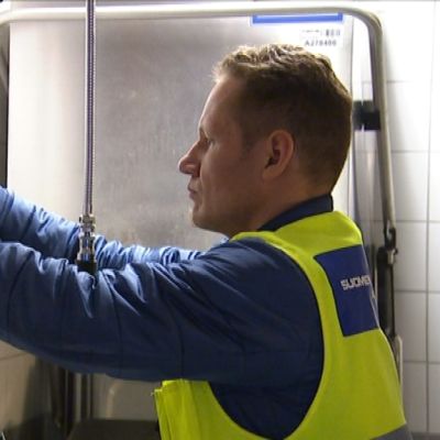 Radonasiantuntija Jarkko Ruokonen asentaa radonmittarin Rungon koulun keittiöön Kaarinan Piikkiössä.