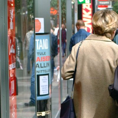Vanhuksia kauppakeskuksessa
