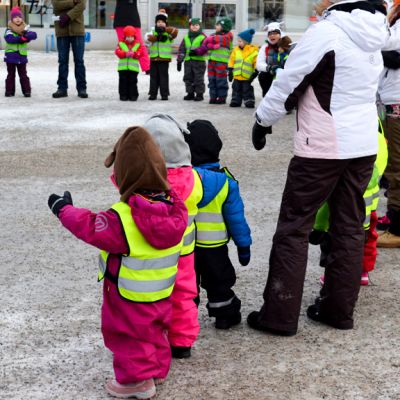 Lapset leikkivät varhaiskasvatuspäivänä.