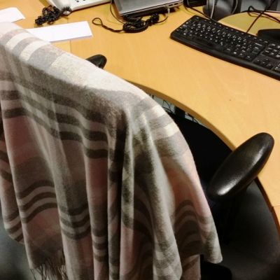 Kuvassa työtuolin selkämykselle ripustettu villashaali.