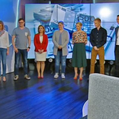 Raha- ja huumekoira Massi menossa haistelemaan setelitukkua.