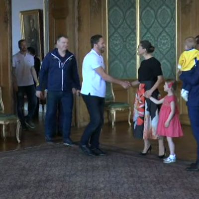 Urheilujuttuja: Tre Kronor ottaa ilon irti MM-kultajuhlista - Sergelin tori täyttyi ääriään myöden