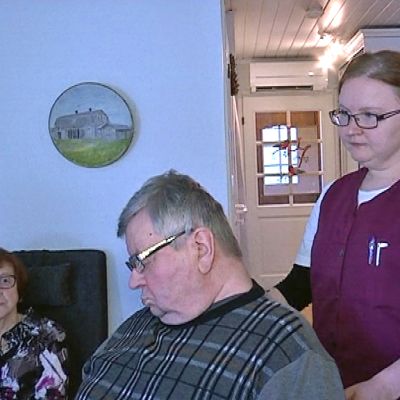 Kotihoitaja asiakkaansa kanssa.