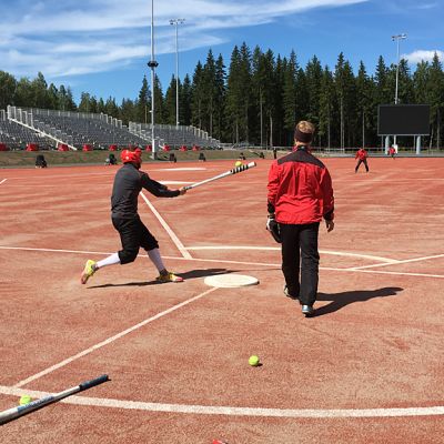 IPV harjoittelemassa Ukonniemen stadionilla