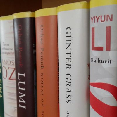 Kirjoja kirjat kirjallisuus kirjahylly kirjarivi Keltainen kirjasto Tammi Günter Grass 