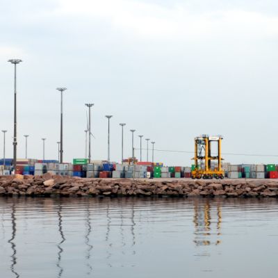 Kontteja rivissä HaminaKotkan Mussalon satamassa mereltä käsin nähtynä.