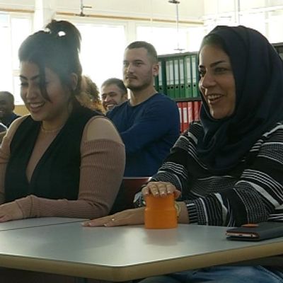 Maahanmuuttajanaiset laulavat ja nauravat yhtä aikaa