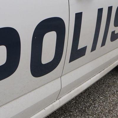 Poliisiauton kylki.