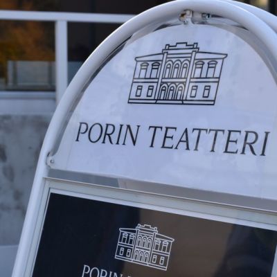 Porin Teatterin kyltti.