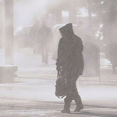 Lumipyry Kouvolan kävelykadulla Manskilla