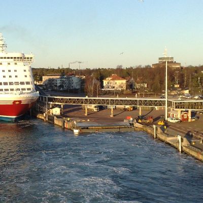 Viking Isabella Maarianhaminan satamassa.