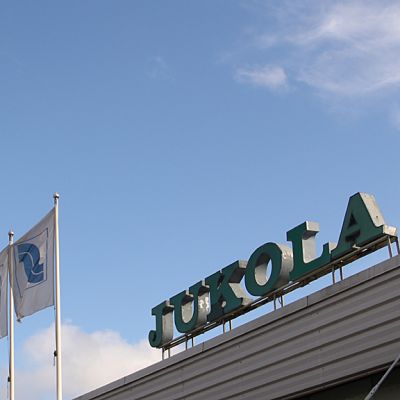 Kuvassa Jukola -kyltti ja S-liput Juuan S-market Jussintorin katolla.