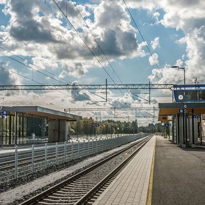 Kuvassa rautatietä Pännäisten kohdalla, katoksia etualalla. Asemarakennus näkyy taustalla.