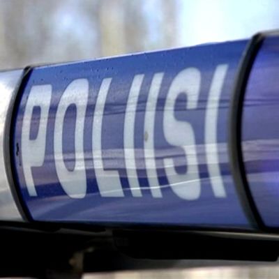 Poliisi-kyltti auton katolla.