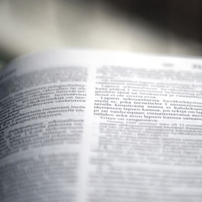 Lakikirjan sivu liittyen lapsen seksuaaliseen hyväksikäyttöön.