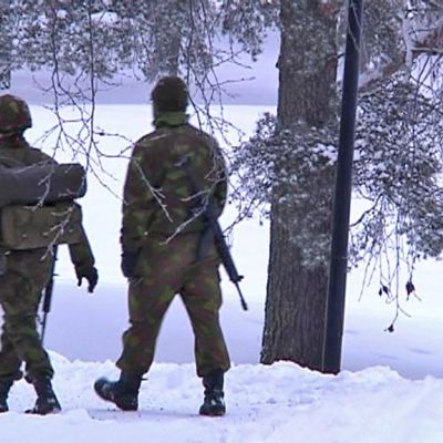 Varusmiehiä talvisessa maastossa.